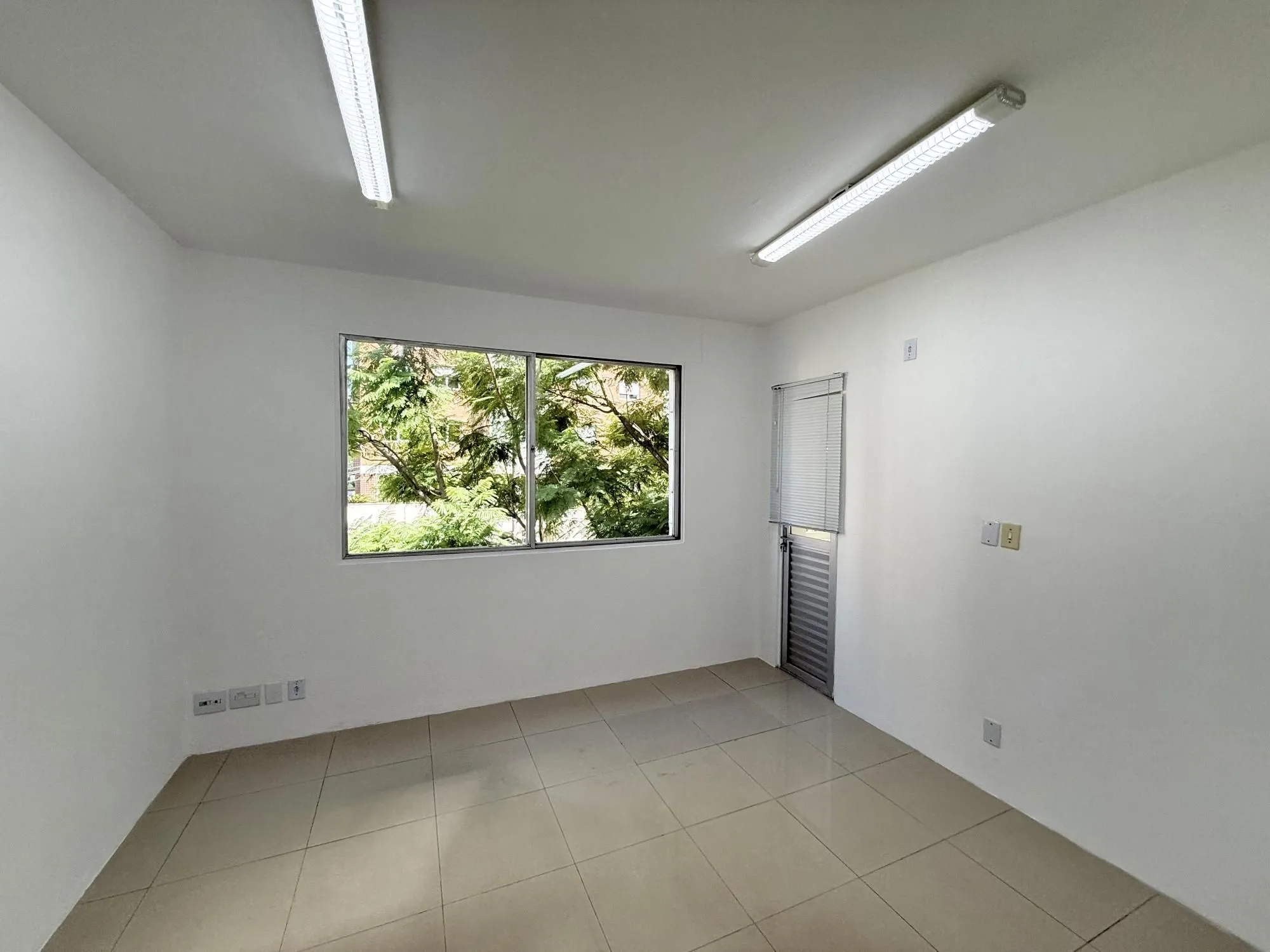 Imagem MÁFFER IMÓVEIS ALUGA - CASA COMERCIAL OU RESIDENCIAL NA AUXILIADORA Rua Marcelo Gama - Bairro Auxiliadora | Porto Alegre/RS