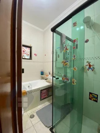 Imagem Sobrado com 3 dormitórios sendo 3 suítes, 5 banheiros, 2 vagas, com 223m² em Santo André