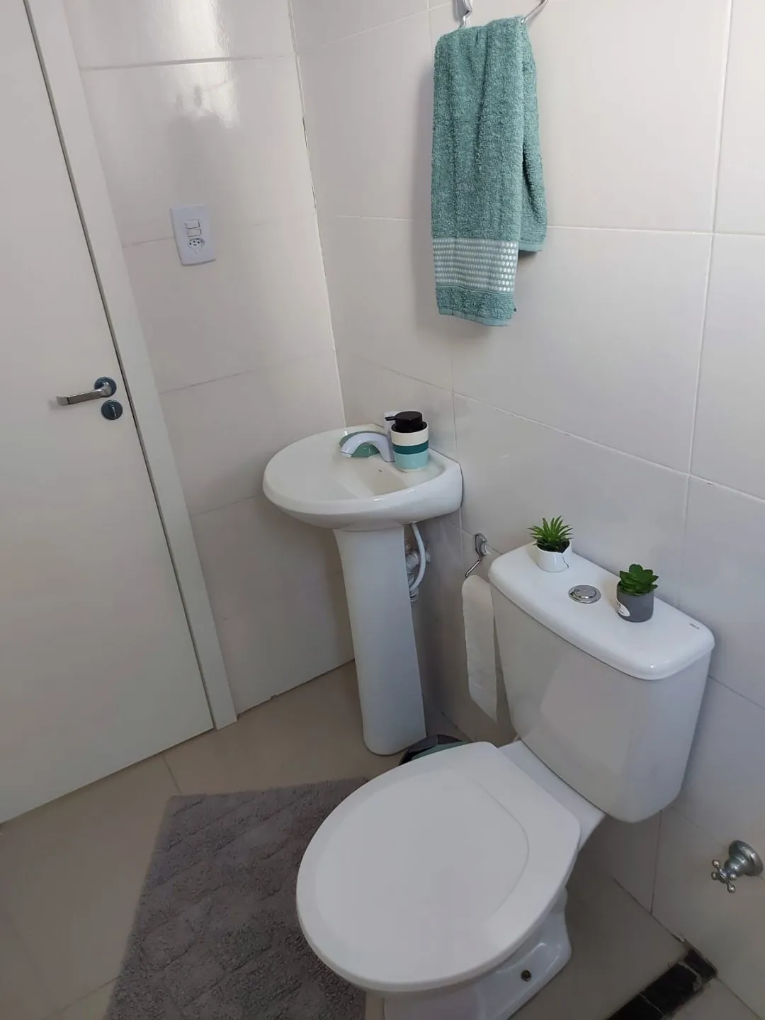 Imagem Casa de porteira fechada, nunca habitada, pronta para você entrar e morar!