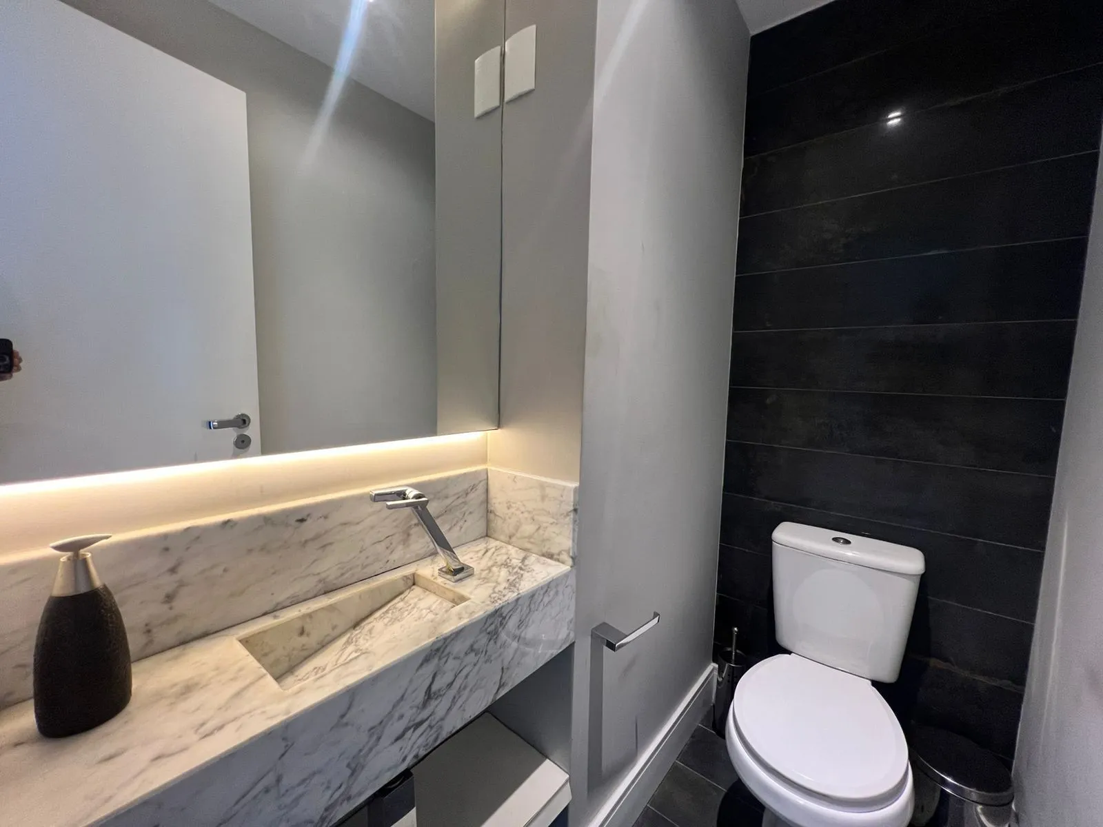 Imagem Apartamento duplex a venda, mobiliado e decorado, planta de 57 m2 com 1 dormitório, 2 vagas e 1 depósito.