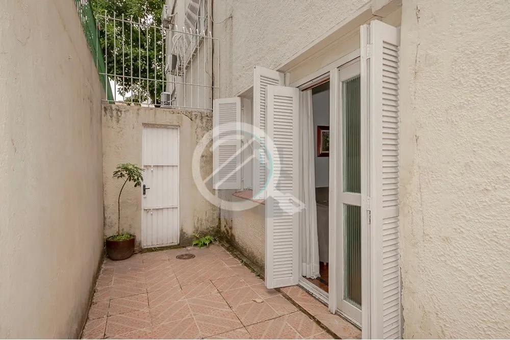 Imagem Excelente apartamento térreo localizado no bairro Menino Deus. Imóvel com 76m² distribuído em 2 ...