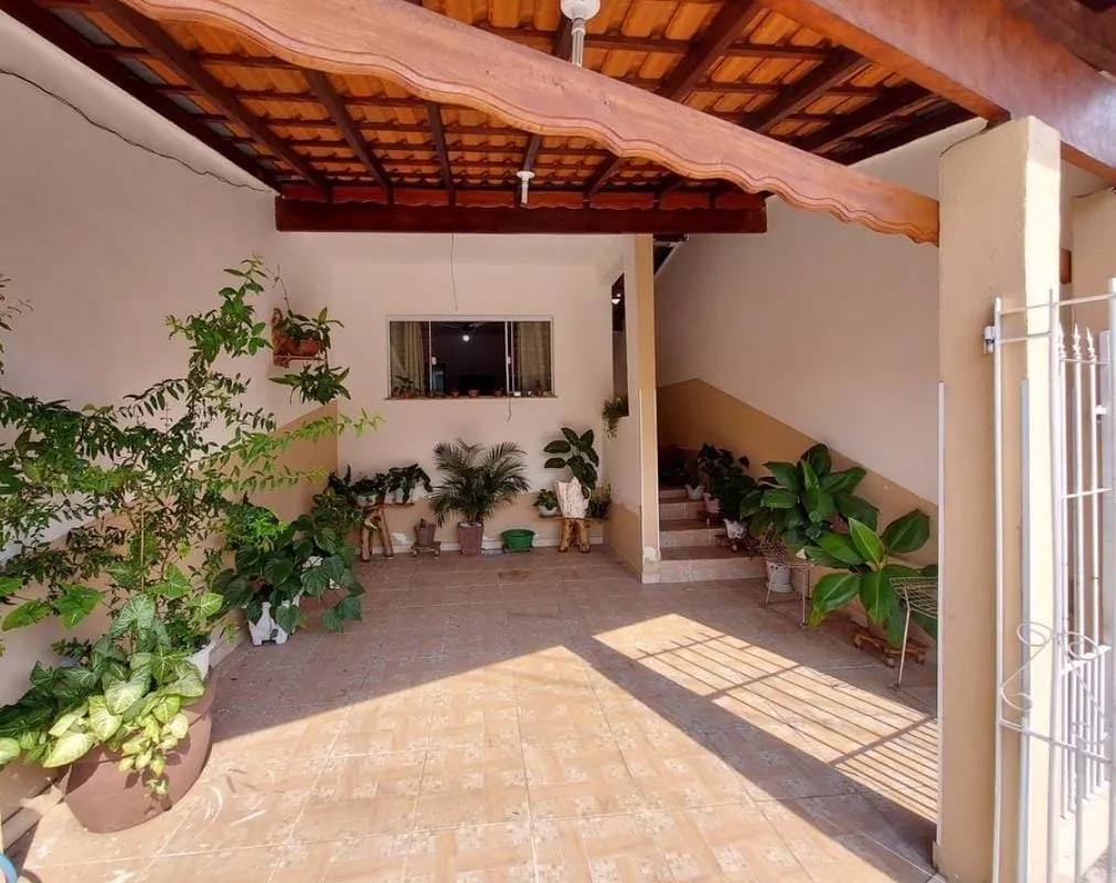 Imagem Sobrado Imponente com 4 Dormitórios, 2 Suítes, Cozinha Externa, Sacada e Ótima Estrutura à Venda - Grande Oportunidade!