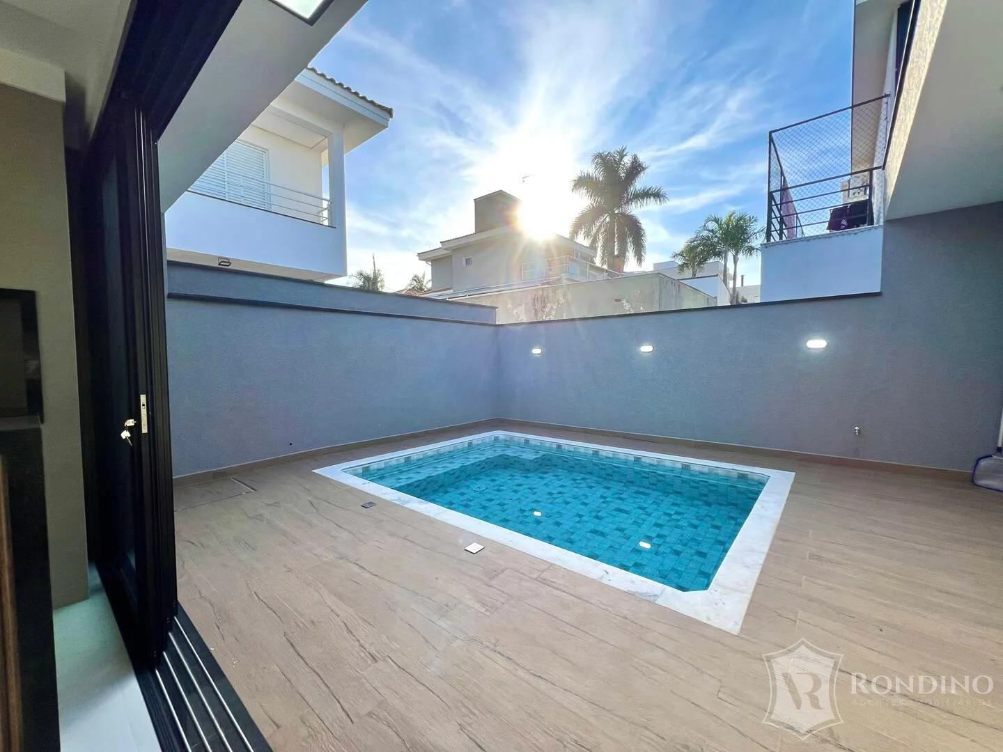 Imagem Casa Assobradada com Piscina escritório e quintal.