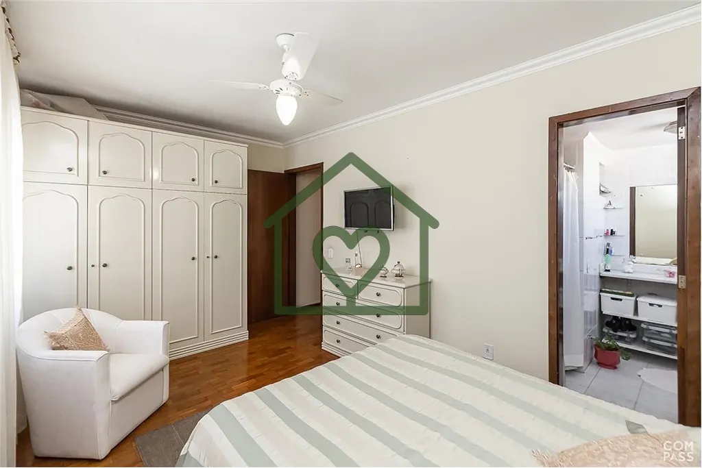 Imagem Apartamento com 82m² privativos, 2 dormitórios, sendo um deles uma suíte, dependência de emprega...