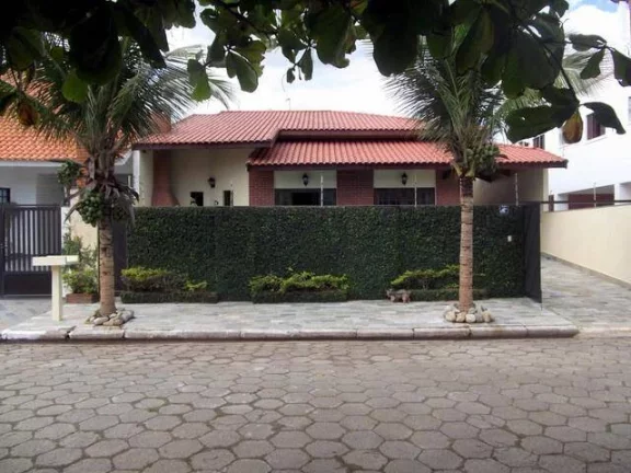 Imagem CASA COM PISCINA PERTINHO DA PRAIA