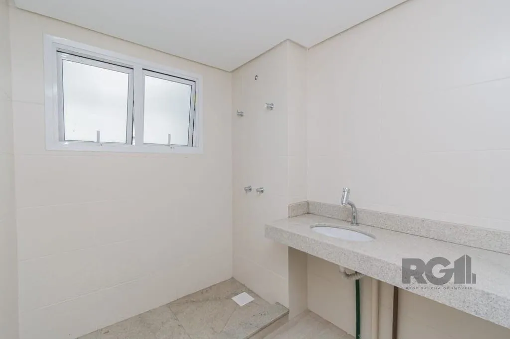 Imagem Excelente casa em condomínio de 251m² com 3 suítes e elevador!