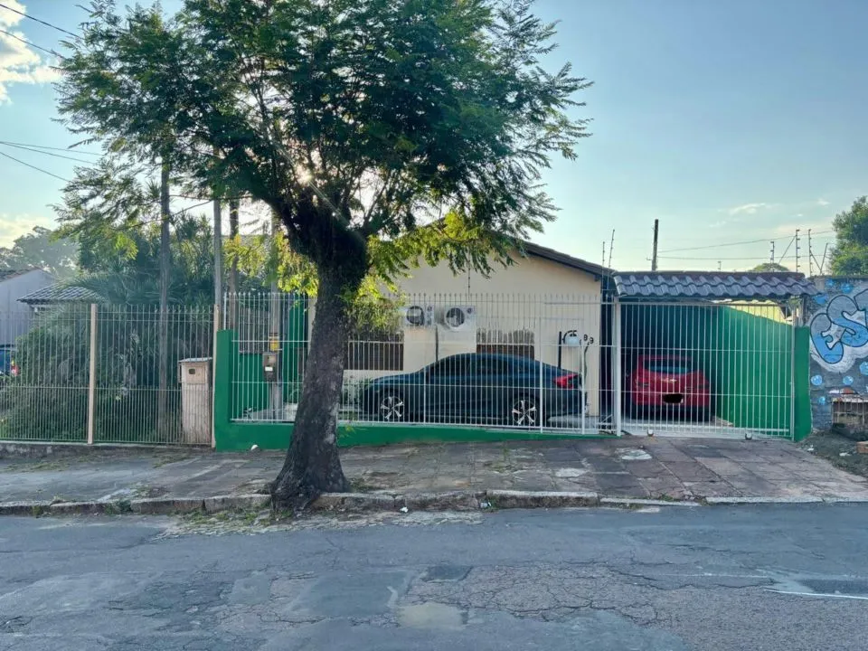 Imagem Casa de 3 dormitórios à venda no Bairro Rubem Berta - Porto Alegre
