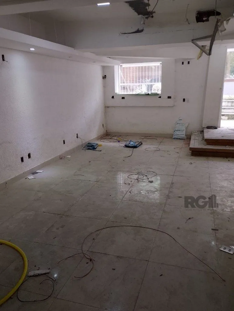 Imagem Loja comercial desocupada à venda no coração de Porto Alegre, localizada na Rua Mostardeiro