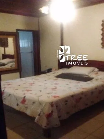 Imagem LOCAÇÃO DE CASA RESIDENCIAL/COMERCIAL NO CENTRO DE ARUJÁ/SP, com 2 quartos, sala c/ 2 ambientes, varanda na frente e nos fundos e 1 vaga. CONSULTE-NOS