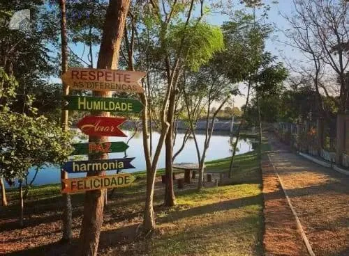 Imagem Terreno de Esquina - 548 m² com Vista Permanente para Bosque e Lago