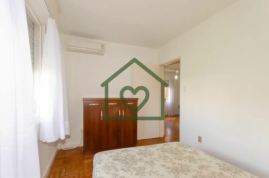 Imagem Apartamento de dois dormitórios no bairro Petrópolis, com sala de estar e jantar integradas e vent...