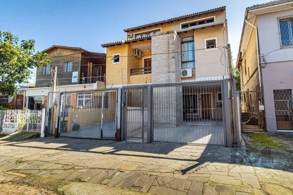 Imagem Casa de 3 dormitórios no bairro Cavalhada