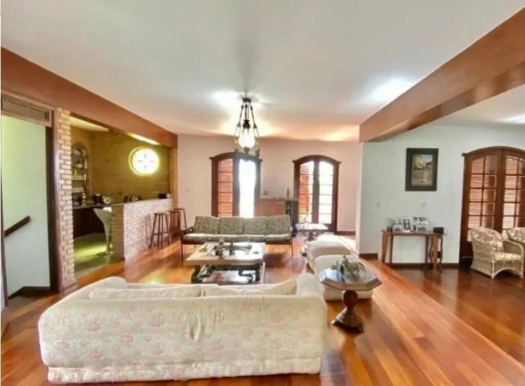 Imagem EXCELENTE CASA NO MANGABEIRAS COM 05 QUARTOS,02 SUÍTES E 04 VAGAS.