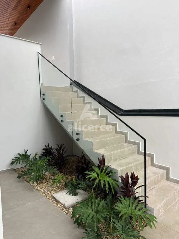 Imagem Casa nova de alto padrão - 3 Dormitórios I 1 suíte I Vaga de garagem - Loteamento Alta Vista, Potecas - São José/SC