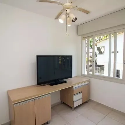 Imagem Apartamento com 2 dormitórios, banheiro auxiliar e 2 vagas cobertas.