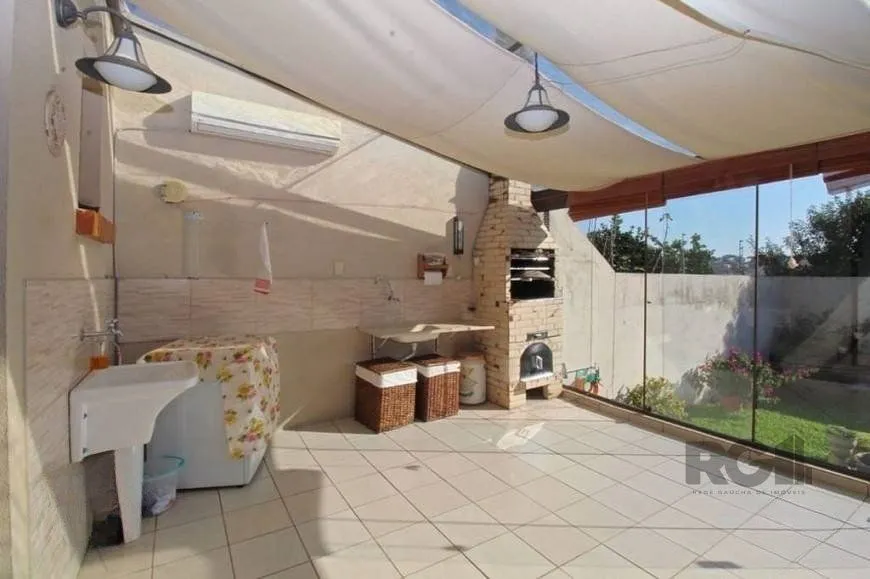 Imagem Ampla casa de 175 m² com 3 dormitórios e 3 vagas de garagem