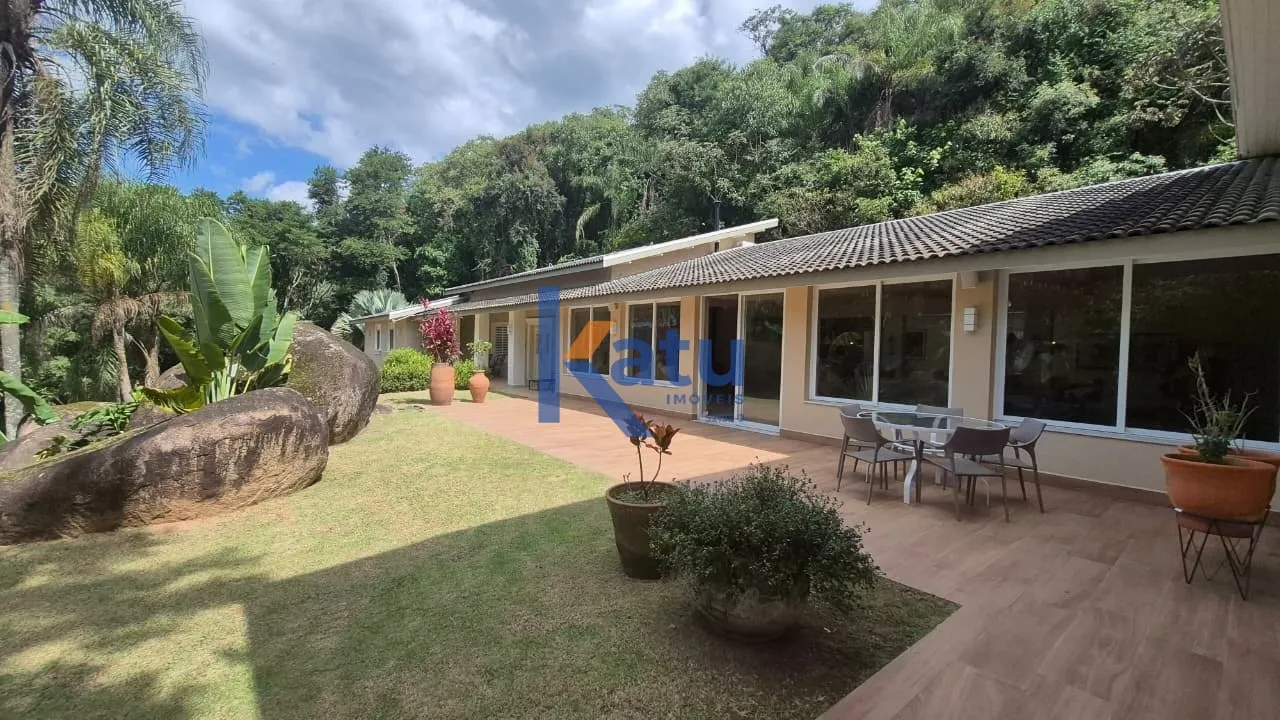 A propriedade rural está situada no loteamento Santa Clara, na área de APP da Serra do Japi. O ter...