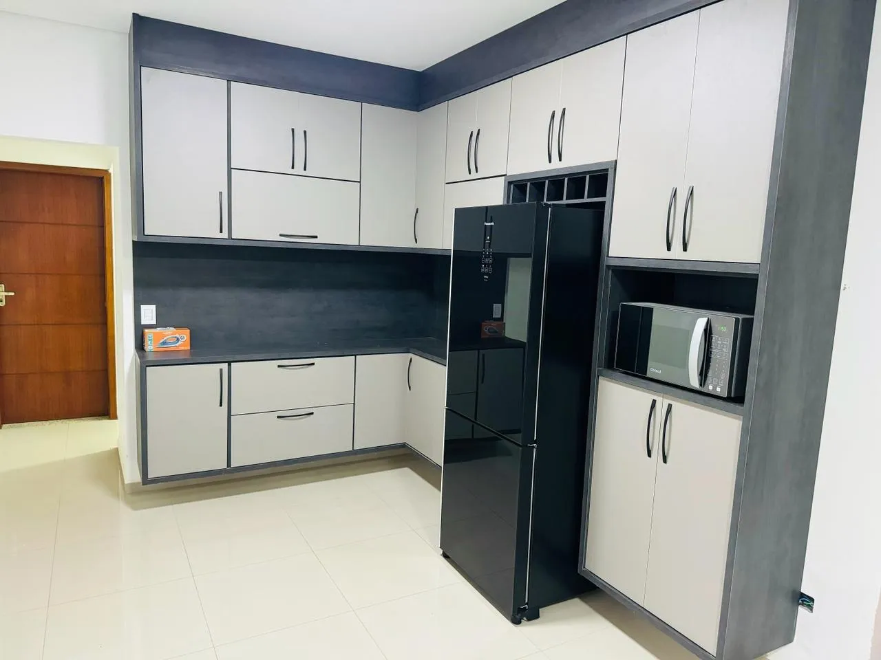Imagem Ampla Residência com Área Gourmet e Pomar em Terreno Generoso de 906 m²: Conforto e Funcionalidade em Cada Detalhe