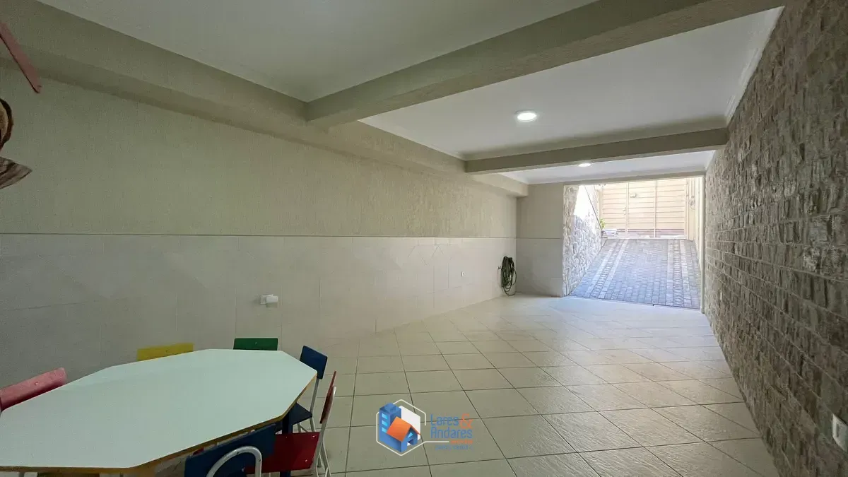 Imagem Sobrado para venda em Jardim Regina com 3 quartos, sendo 3 suítes, 183m²