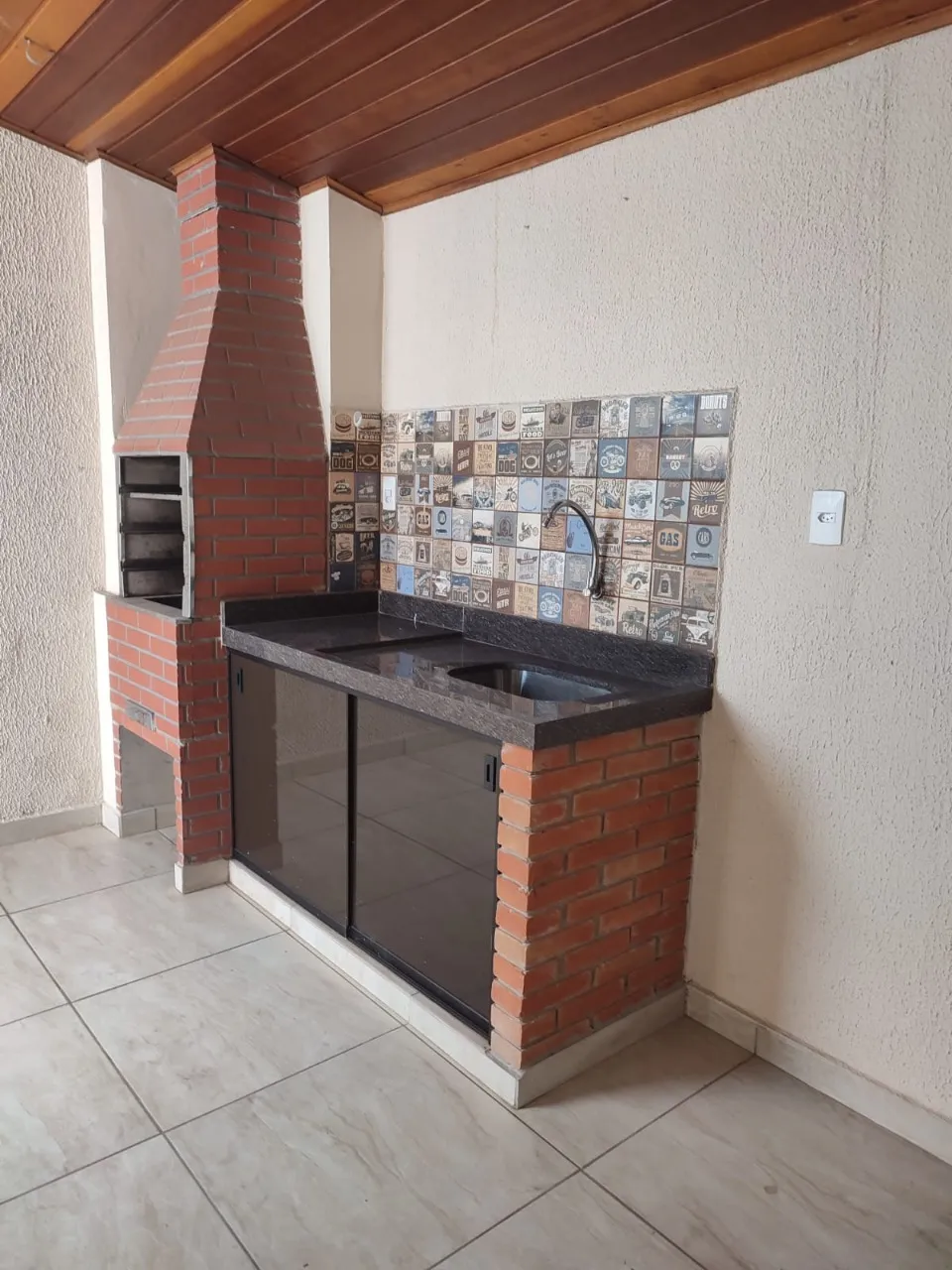 Imagem Imperdível Casa Comercial à Venda em Sorocaba-SP, Bairro Wanel Ville: 2 Quartos, 1 Suíte, 1 Sala, 3 Banheiros, 1 Vaga de Garagem e 380m² de Área.