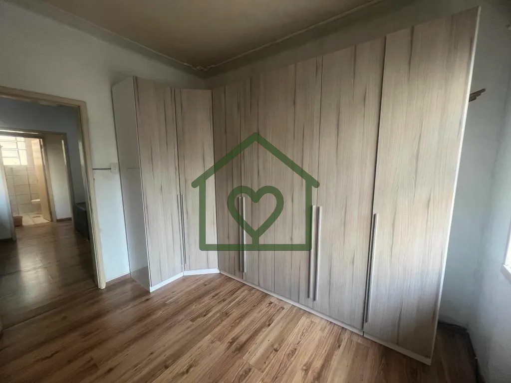 Imagem Apartamento de 80m², três dormitórios, banheiro social, living, cozinha, área de serviço, préd...