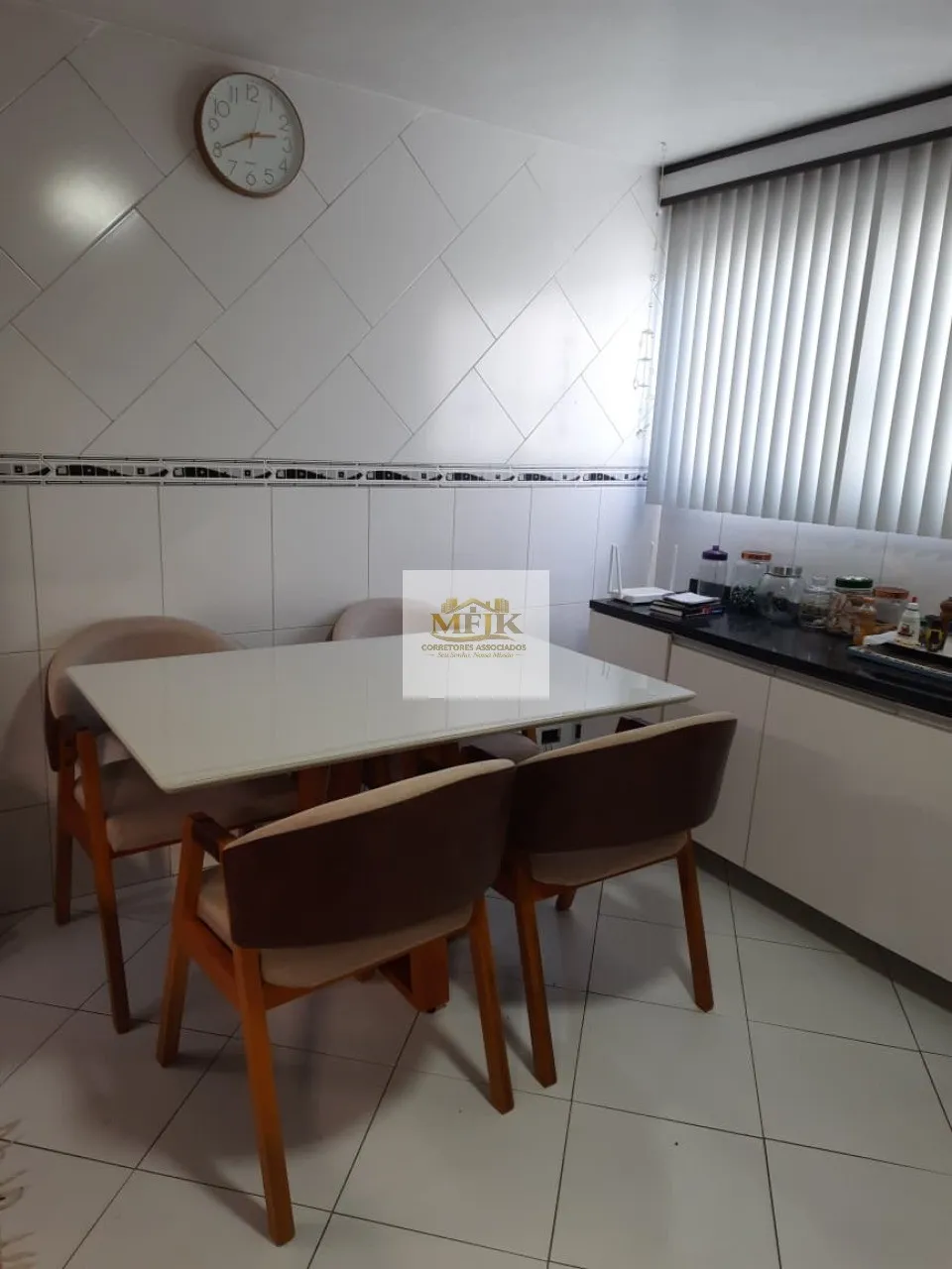 Imagem Imperdível: Casa à venda em Curitiba-PR, Boa Vista, 3 quartos, 1 suíte, 1 sala, 2 banheiros, 4 vagas de garagem.