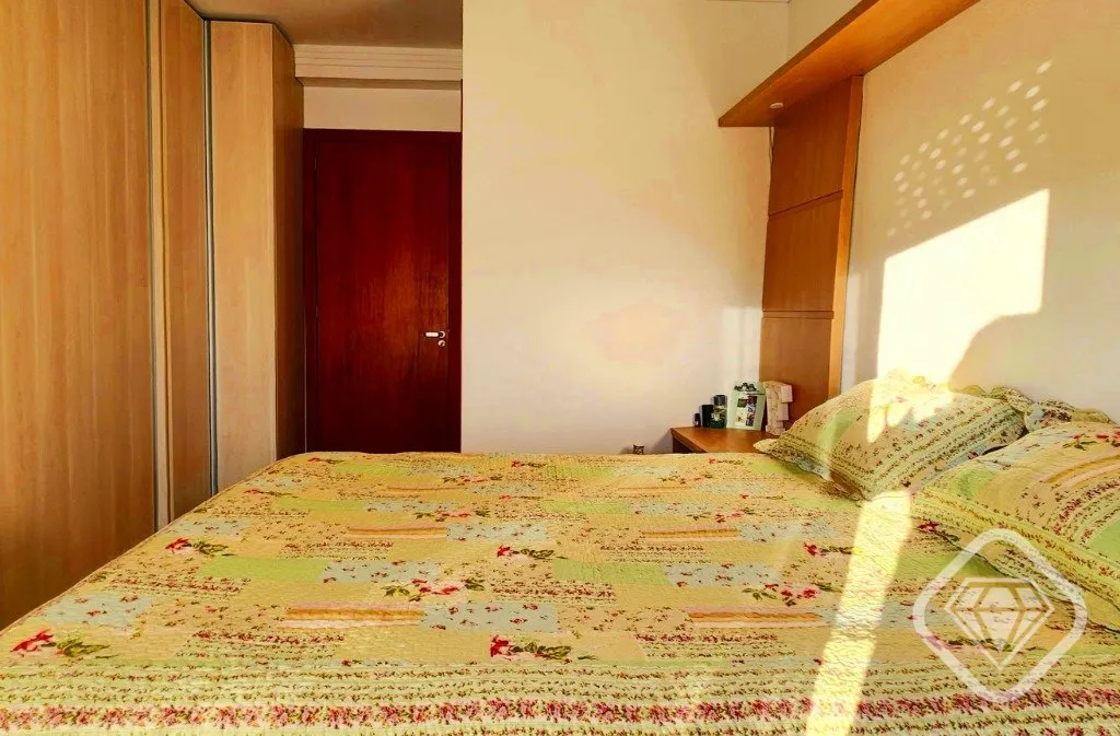Imagem Casa semimobiliada em frente a uma linda praça no bairro Hípica, com ambientes amplos, excelente d...