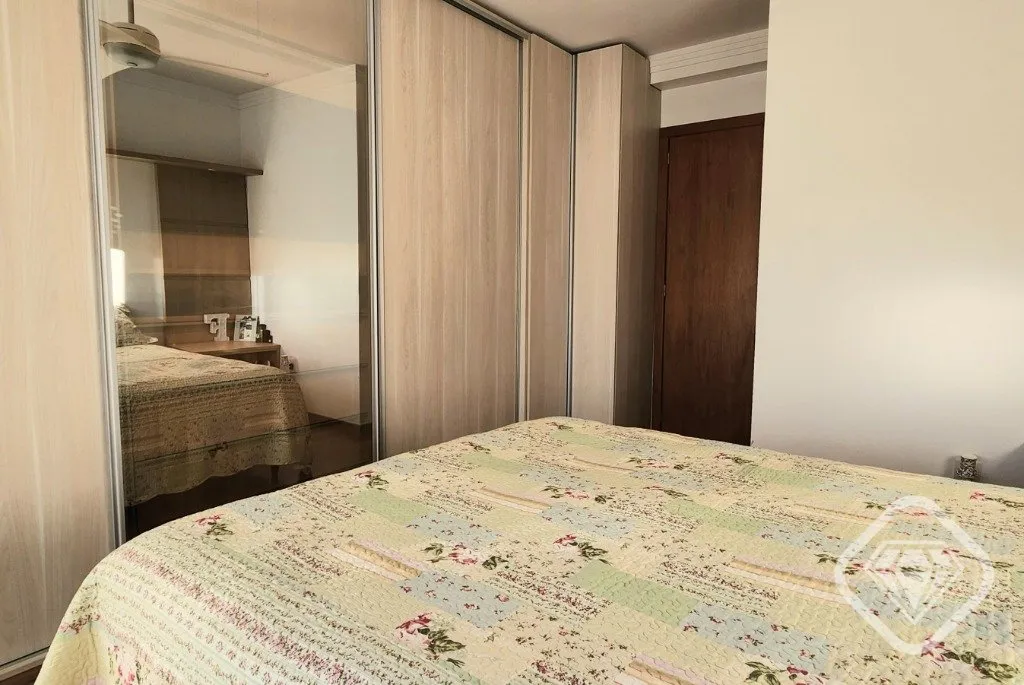 Imagem Casa semimobiliada em frente a uma linda praça no bairro Hípica, com ambientes amplos, excelente d...
