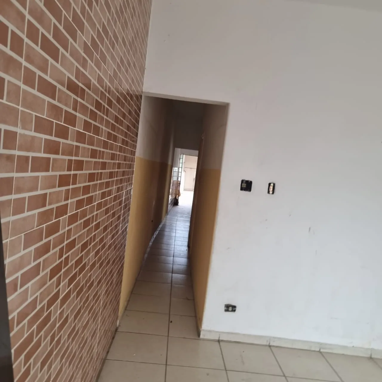 Imagem Casa Comercial Versátil no Centro: Ideal para Consultórios, Escritórios ou Residencial