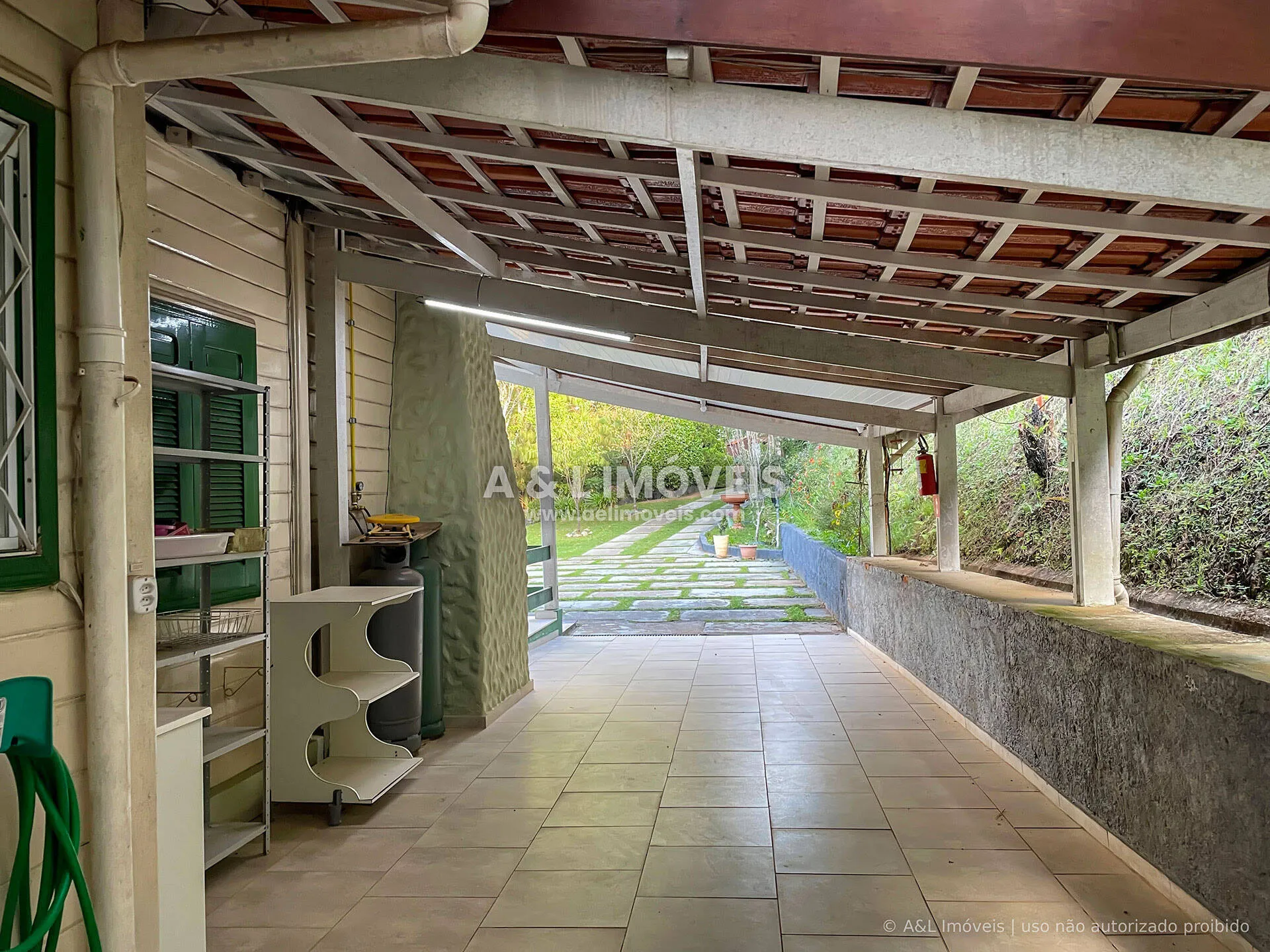 Imagem Casa à Venda em Campos do Jordão | 5 Dorms., Lareira e Deck Panorâmico
