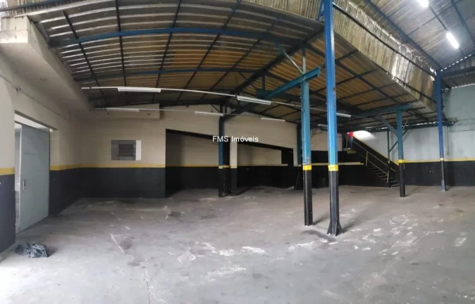 Imagem Galpão Comercial de Alto Padrão para Locação em Santo André-SP, no Bairro Campestre: 5 Banheiros, 10 Vagas, 950m² de Área.