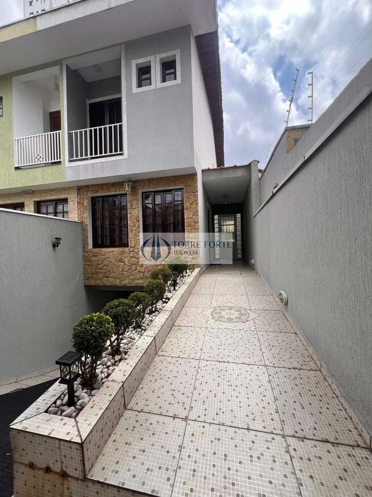 Imagem Linda casa estilo sobrado com 3 dormitórios e 3 vagas na Vila Salete