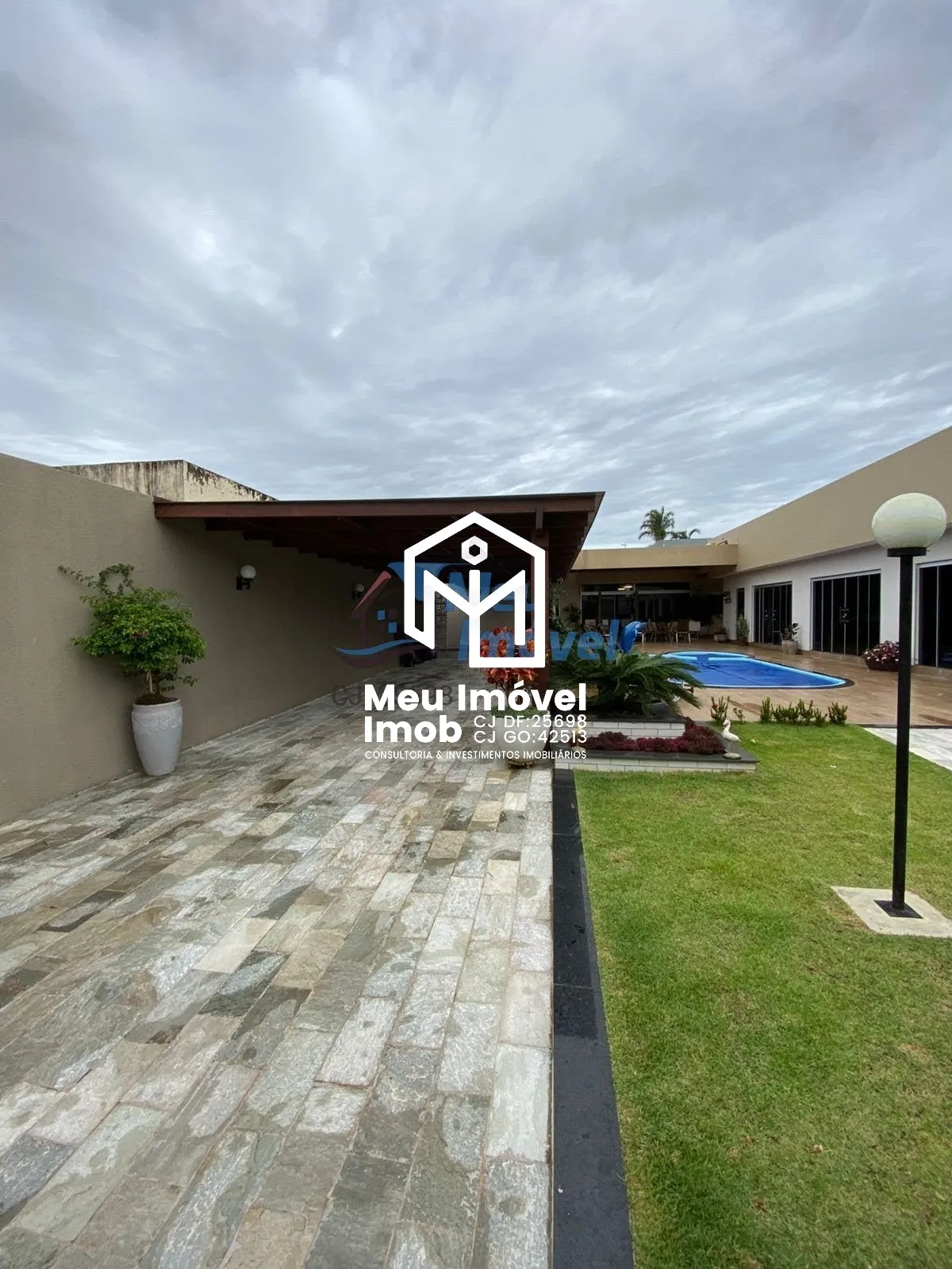Imagem Casa 3 Quartos 2 Suítes 4 Vagas 800m² Gama/DF