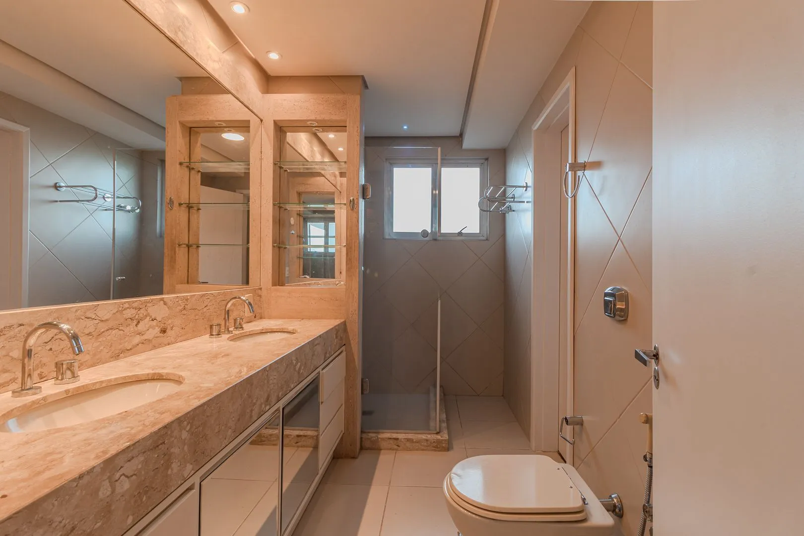 Imagem ️ MÁFFER IMÓVEIS ALUGA - APARTAMENTO 3 DORMITÓRIOS | 3 VAGAS | TOTALMENTE REFORMADO | MOINHOS DE VENTO