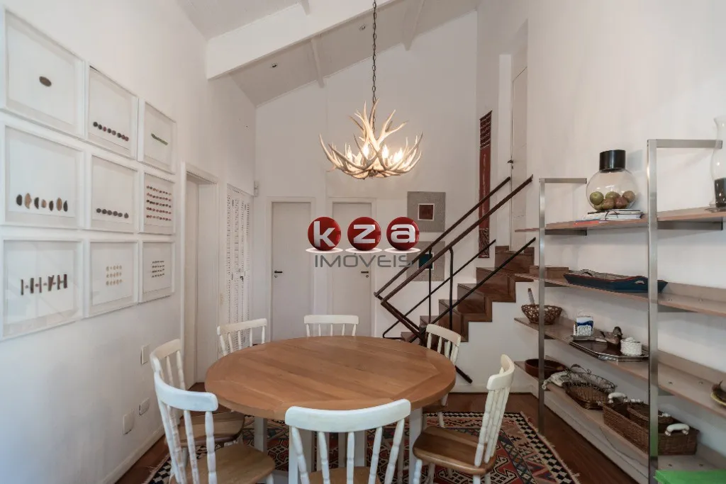 Imagem Casa de Luxo à Venda em Campos do Jordão - Green Hills Village: 5 Quartos, 3 Suítes, 3 Salas, 8 Banheiros, 3 Vagas, 300m².