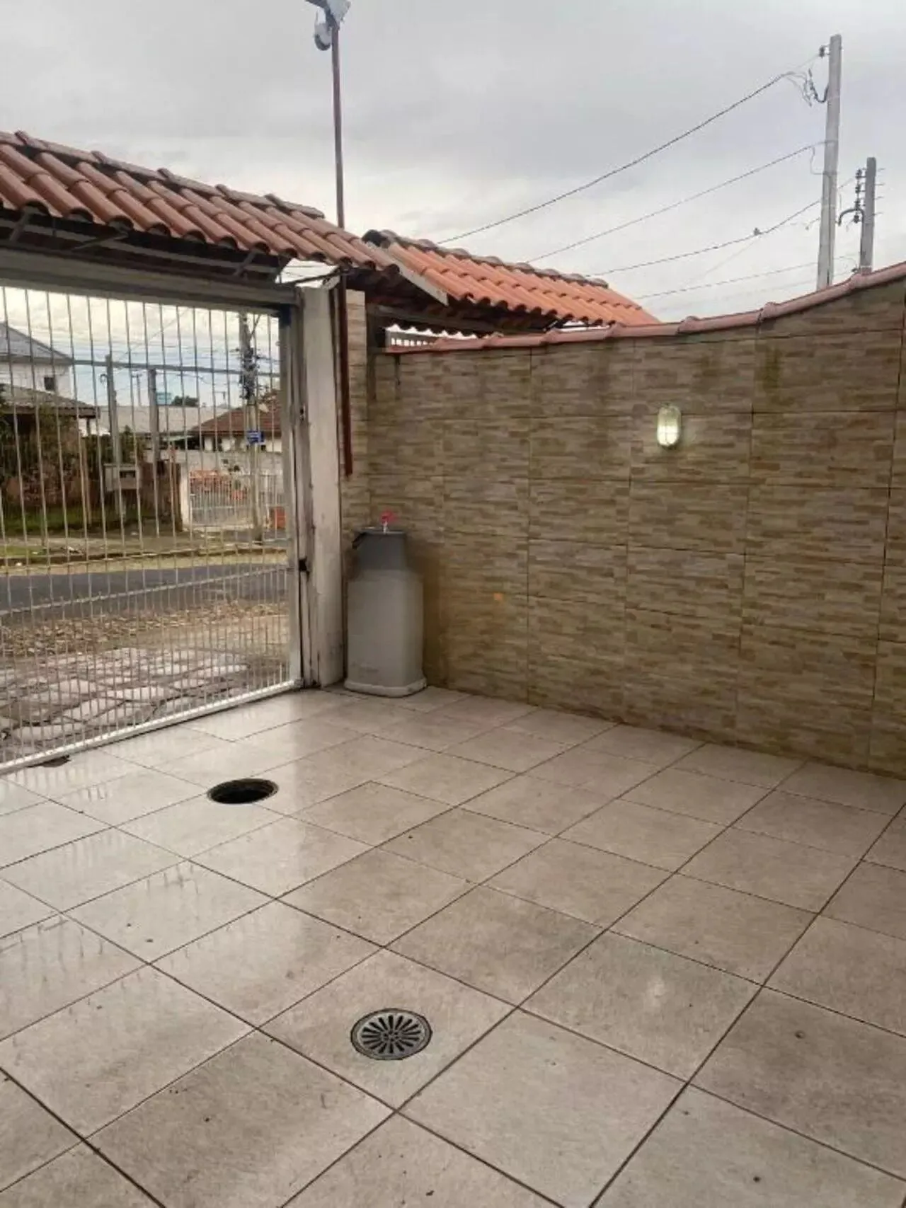 Imagem Casa com Duas Residências e Pátio Amplo no Bairro Tranquilo