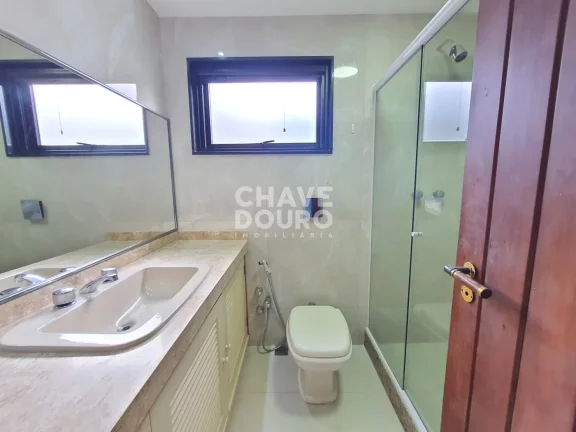 Imagem Casa em condomínio com 4 suítes em terreno plano no Comary!