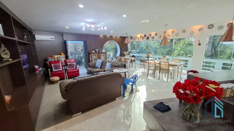 Imagem Casa em condomínio, 05 quartos sendo 04 suítes, 05 vagas, no Bairro Alto em Curitiba PR