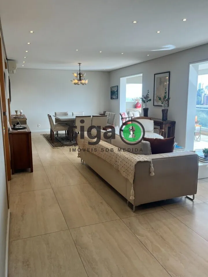 Imagem Apto à Venda com 200m², 3 suites, 4 vagas, Semi mobiliado, andar alto, no Panamby