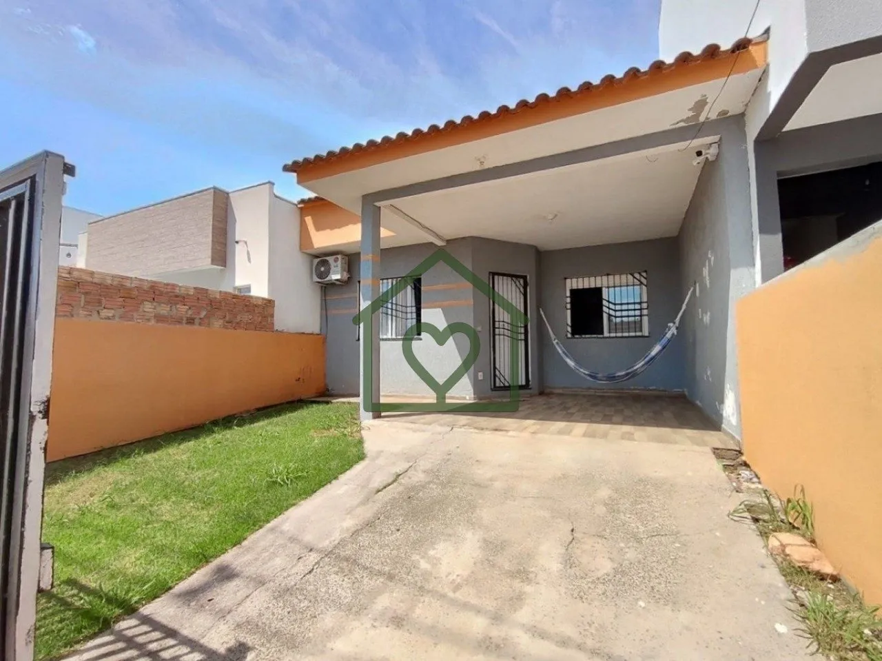 Imagem Casa com 2 dormitórios, 2 vaga de estacionamento coberta, localizada no bairro Jardim Algarve, em A...