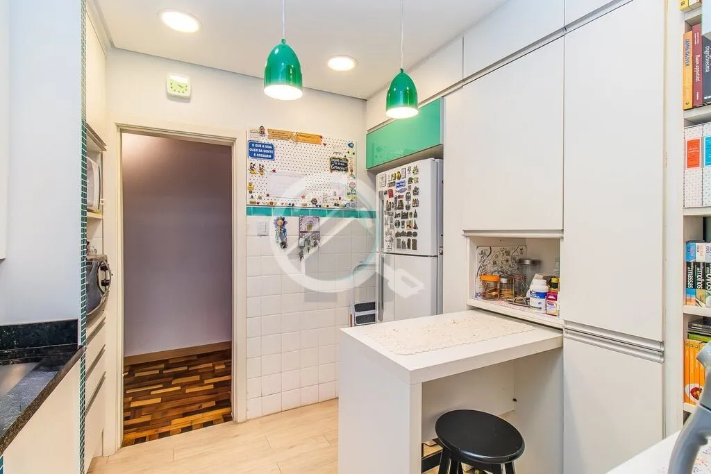 Imagem Amplo apartamento de 3 Dormitórios semi-mobiliado, amplo living com armário, varanda, cozinha indi...