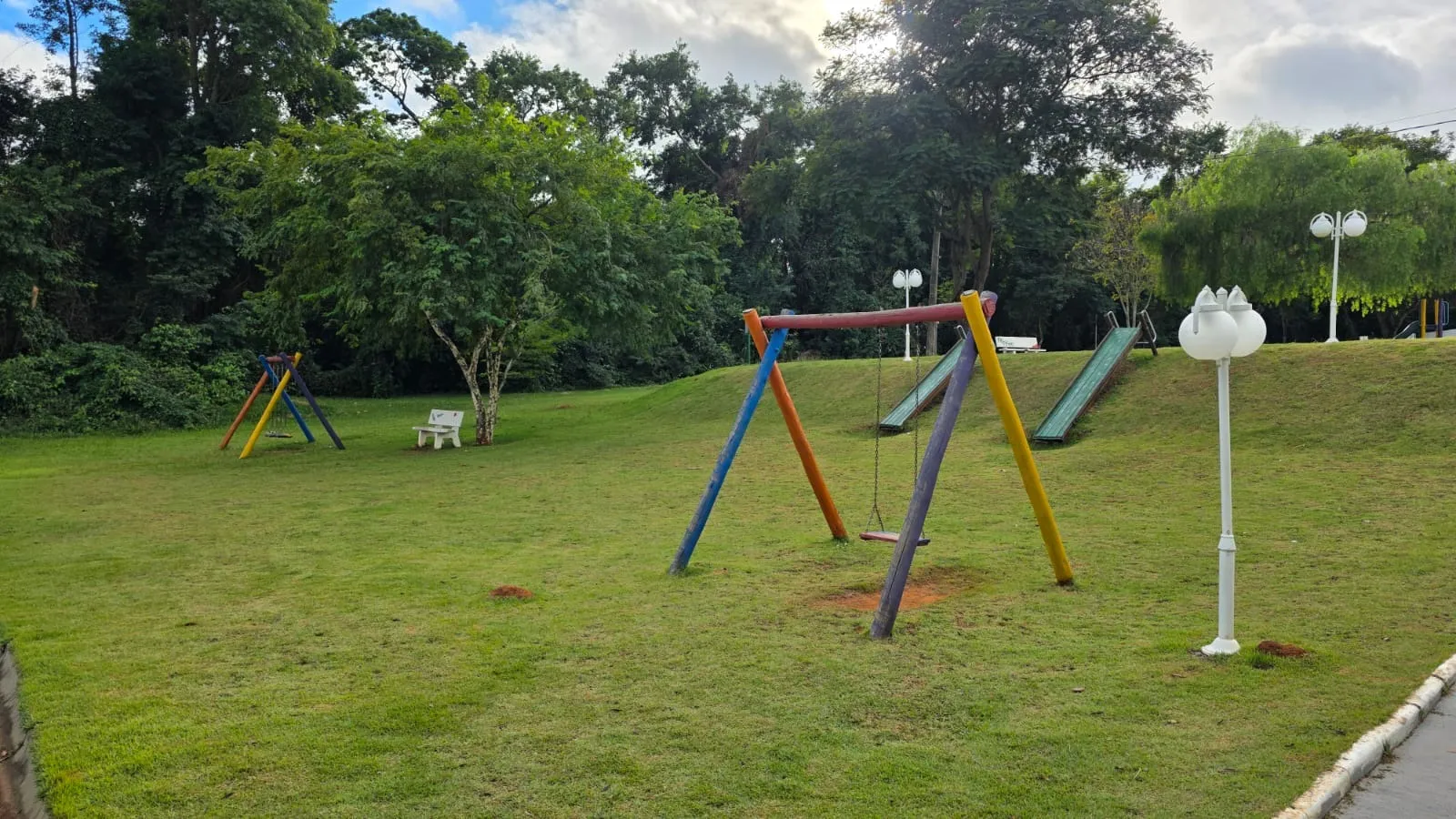 Imagem Sobrado Exclusivo Recém Reformado com 3 Suítes, Piscina Aquecida e Energia Fotovoltaica no Campos do Conde