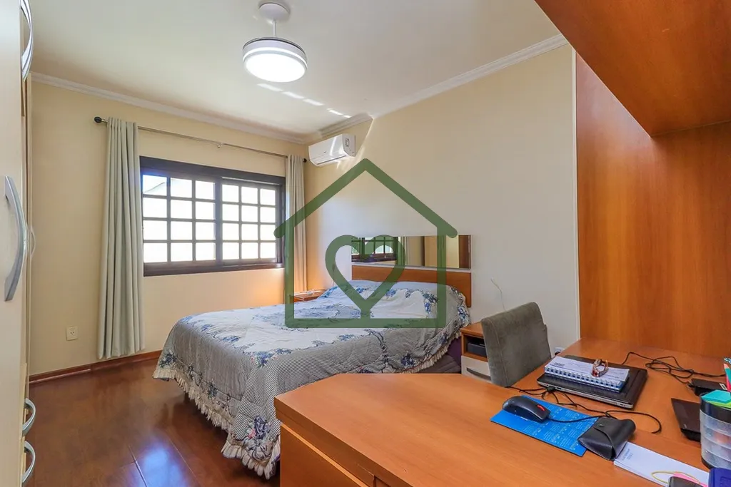 Imagem Excelente Casa/Sobrado de 155m² privativos; logo na entrada 3 vagas de garagem, sendo duas cobertas...