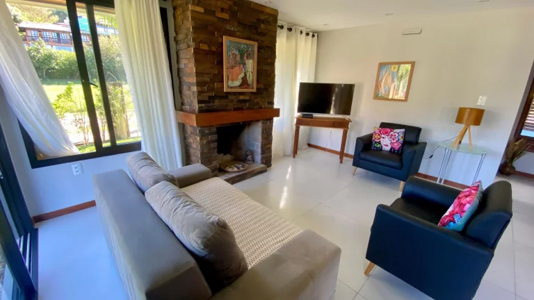 Imagem Casa de Alto Padrão em Garopaba-SC: 3 Suítes, 147m², Mobiliada, Próx. à Praia Central