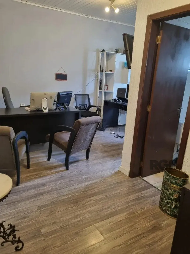 Imagem Casa térrea, 3 dormitórios, 1 suíte, living para 2 ambientes, cozinha, pátio, 2 banheiros e 4 vagas .