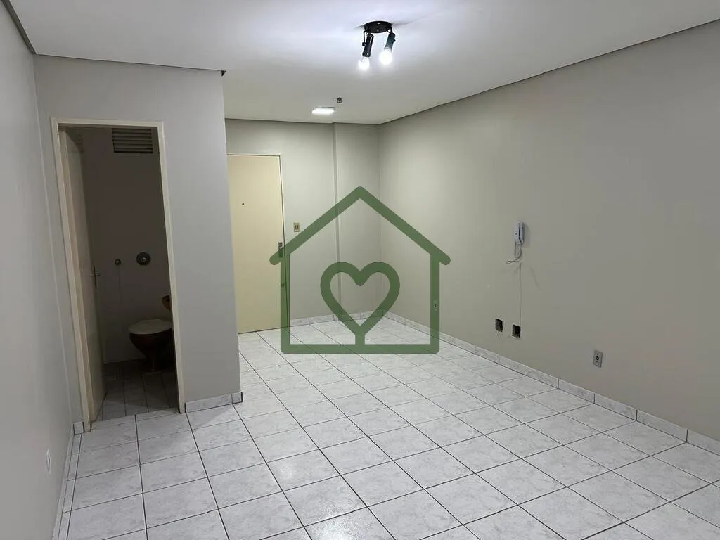 Imagem Sala comercial com orientação solar oeste. Possui um lavabo; prédio com dois elevadores, porteiro...