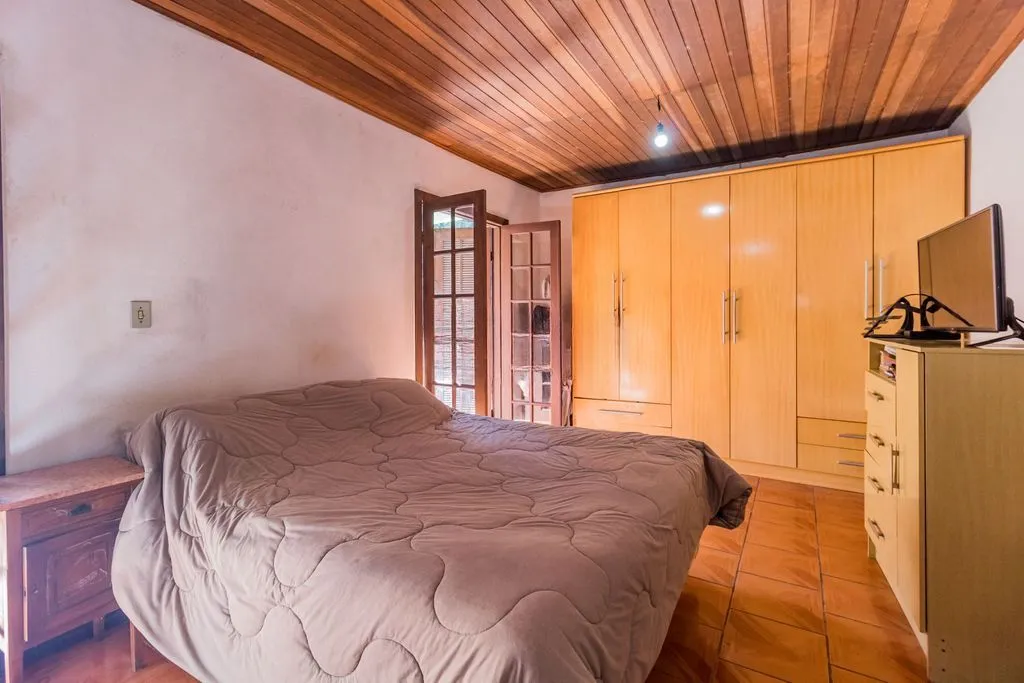 Imagem Casa de 5 dormitórios à venda no Bairro Bom Jesus - Porto Alegre