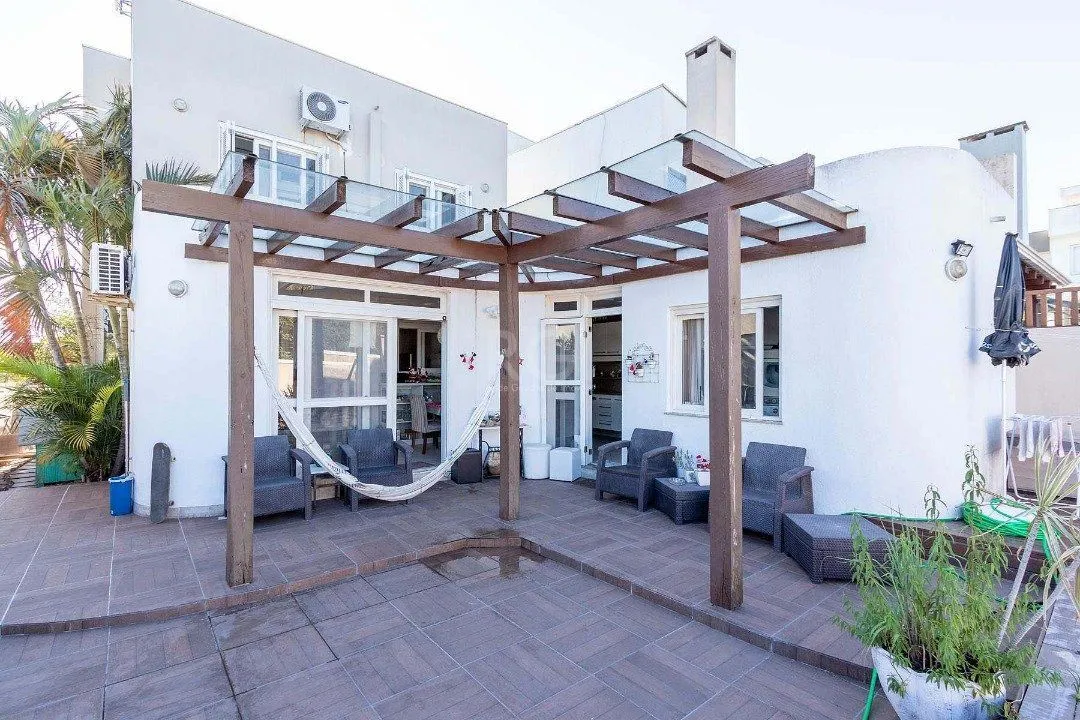 Imagem Casa para Venda com 4 dormitórios no bairro Hípica