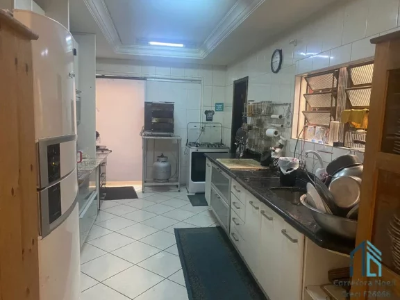 Imagem Sobrado 04 quartos c/ suíte de esquina três pavimentos, ótima localização região tranquila no Hauer, Curitiba. PR