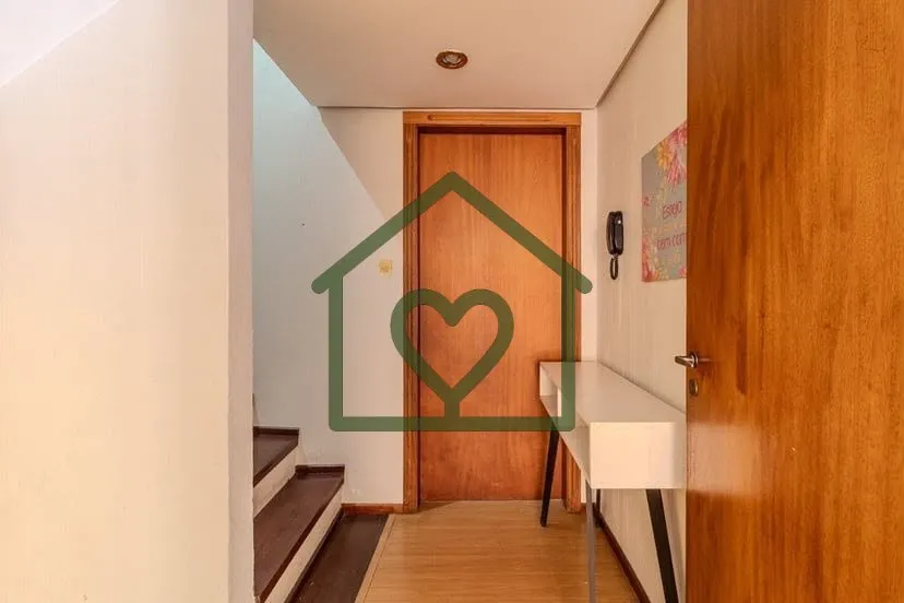 Imagem Casa de dois pavimentos com 3 dormitórios, sendo 1 suíte. No pavimento superior, conta com dois do...